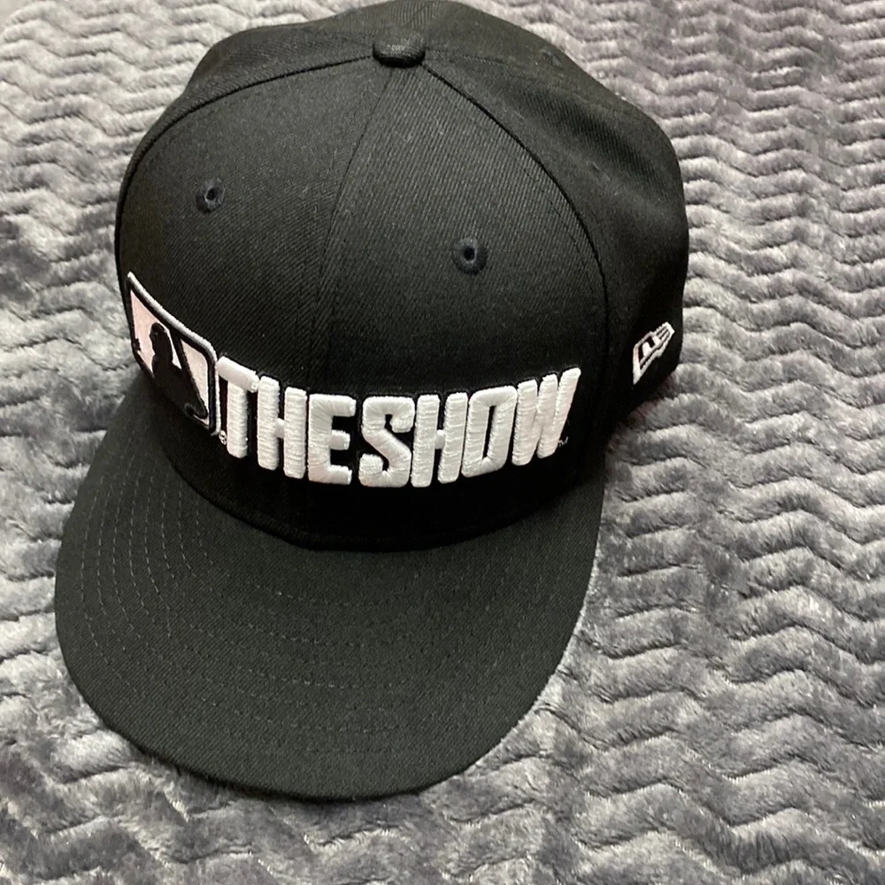MLB players the show snapped back black and white good condition no issues